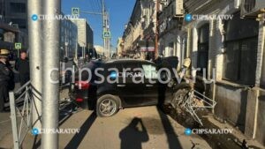 В центре Саратова мужчина скончался за рулем автомобиля и врезался в дом
