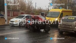 В Ленинском районе водитель легковушки протаранил столб
