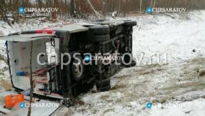 Четыре человека пострадали в результате опрокидывания скорой помощи
