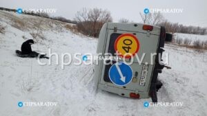 Три человека пострадали в результате опрокидывания УАЗа
