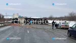 Массовое ДТП под Саратовом блокировало движение по федеральной трассе
