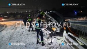 В Балашове в результате опрокидывания легковушки погиб мужчина
