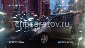 В центре Саратова женщина на легковушке врезалась в стену здания
