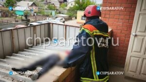 В Энгельсе женщина разбилась насмерть при падении с высоты 12 этажа
