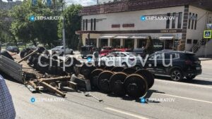 В Заводском районе с фуры упали колесные пары
