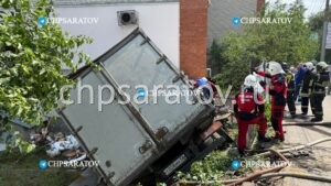 Во Фрунзенском районе грузовик влетел в дом. Водитель погиб
